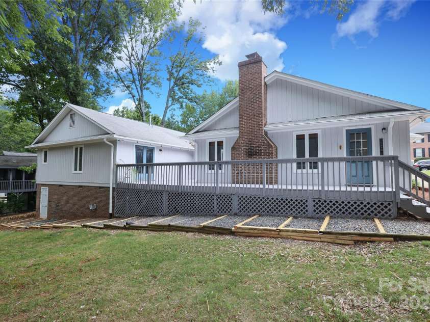 4350 Old Saybrook Court, Charlotte, NC 28211.  MLS# CAR4281498, YatesRealty ID 25991. 