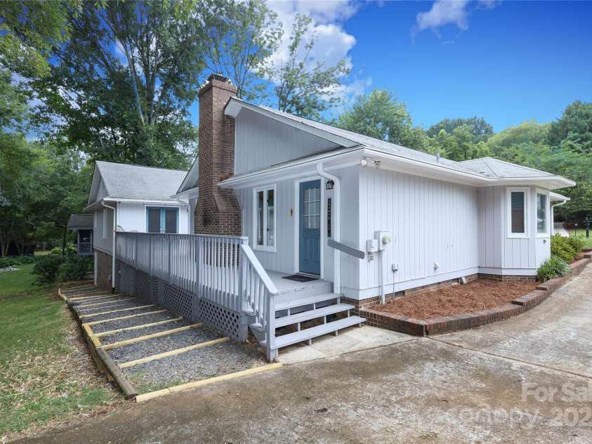 4350 Old Saybrook Court, Charlotte, NC 28211.  MLS# CAR4281498, YatesRealty ID 25991. 