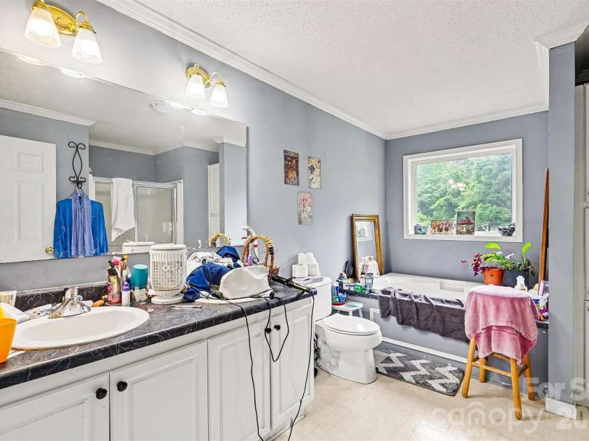 511 Salem Church Road, Maiden, NC 28650.  MLS# CAR4386631, YatesRealty ID 25992. Primary Bathroom