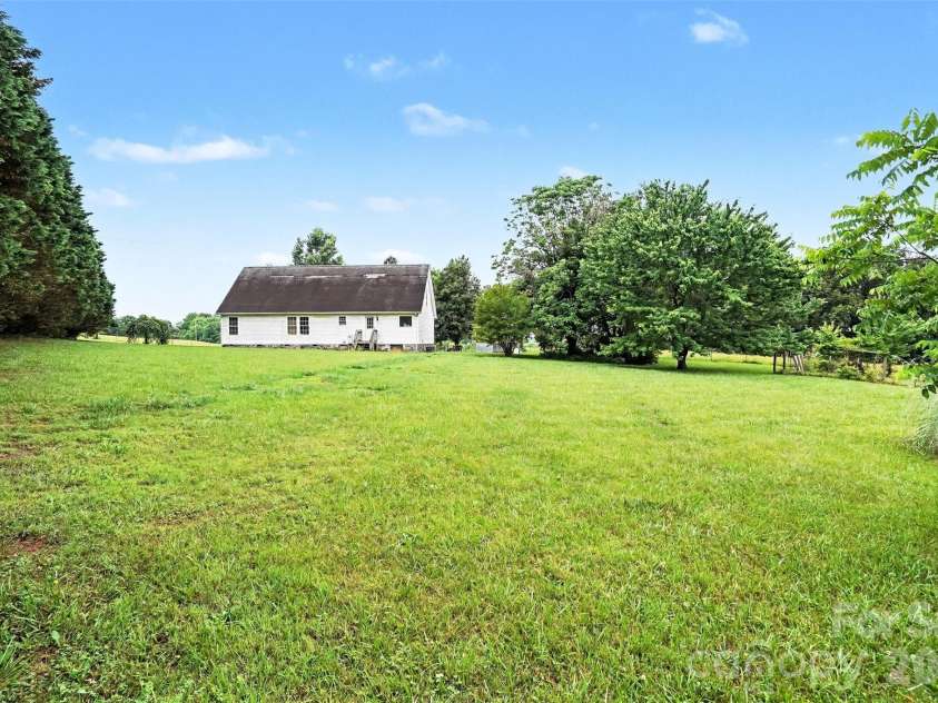 511 Salem Church Road, Maiden, NC 28650.  MLS# CAR4386631, YatesRealty ID 25992. Spacious Yard