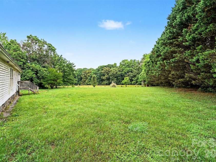 511 Salem Church Road, Maiden, NC 28650.  MLS# CAR4386631, YatesRealty ID 25992. Spacious Yard