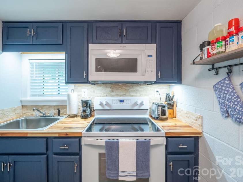 2777 Hickory Nut Gap Road, Newland, NC 28657.  MLS# CAR4281562, YatesRealty ID 25997. 