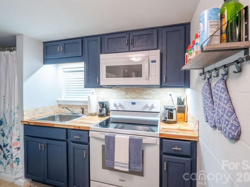 2777 Hickory Nut Gap Road, Newland, NC 28657.  MLS# CAR4281562, YatesRealty ID 25997. 