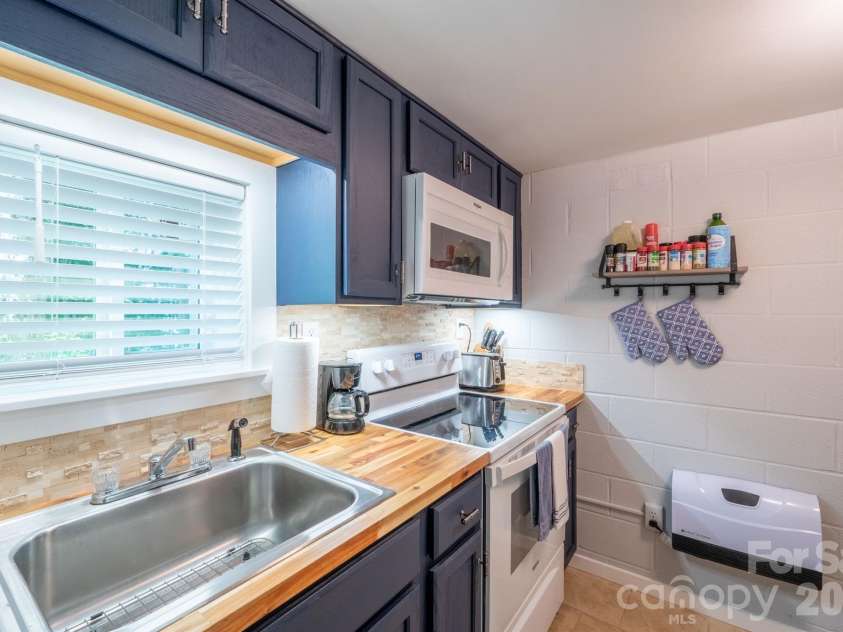 2777 Hickory Nut Gap Road, Newland, NC 28657.  MLS# CAR4281562, YatesRealty ID 25997. 