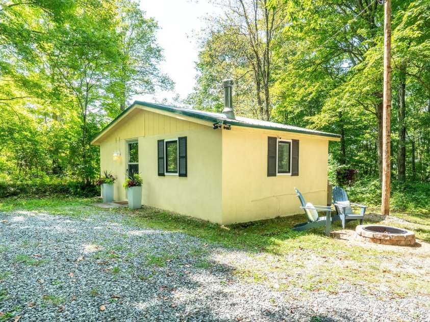 2777 Hickory Nut Gap Road, Newland, NC 28657.  MLS# CAR4281562, YatesRealty ID 25997. 