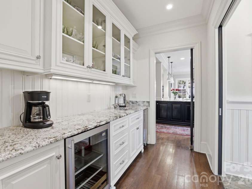 309 Hempstead Place, Charlotte, NC 28207.  MLS# CAR4373382, YatesRealty ID 2600. 