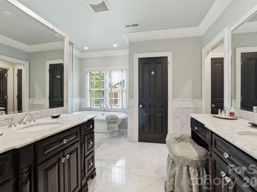 309 Hempstead Place, Charlotte, NC 28207.  MLS# CAR4373382, YatesRealty ID 2600. 