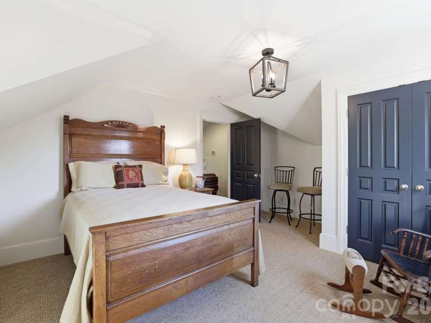 309 Hempstead Place, Charlotte, NC 28207.  MLS# CAR4373382, YatesRealty ID 2600. 