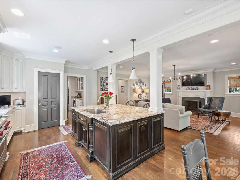 309 Hempstead Place, Charlotte, NC 28207.  MLS# CAR4414196, YatesRealty ID 2600. 