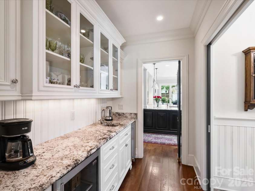 309 Hempstead Place, Charlotte, NC 28207.  MLS# CAR4414196, YatesRealty ID 2600. 