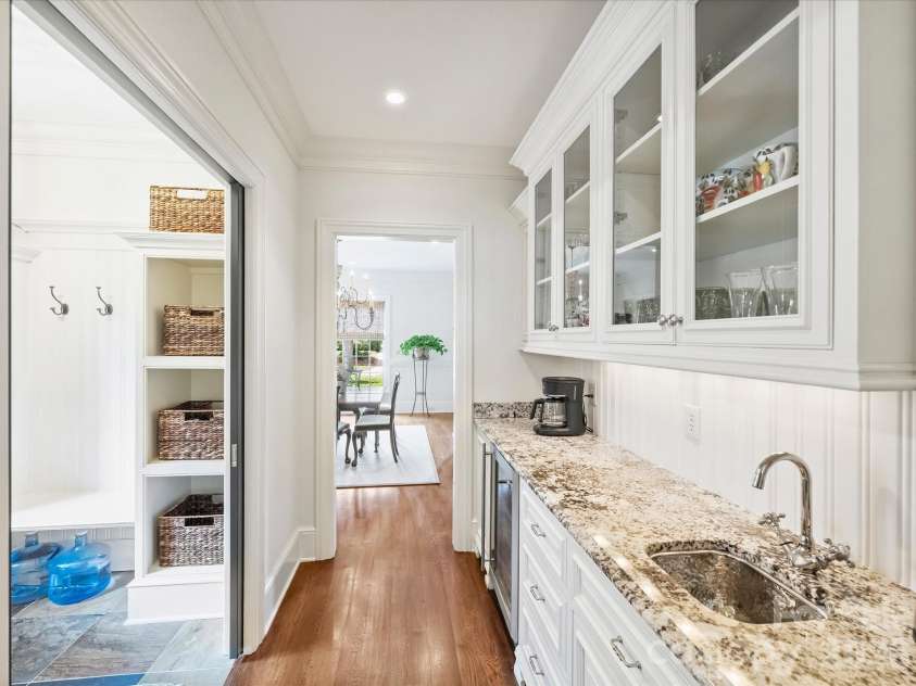 309 Hempstead Place, Charlotte, NC 28207.  MLS# CAR4414196, YatesRealty ID 2600. 