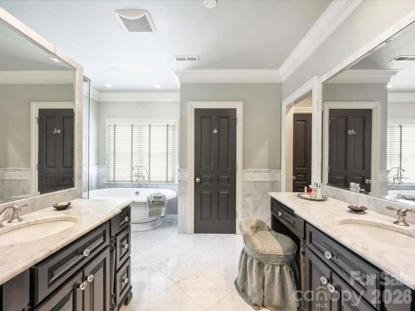 309 Hempstead Place, Charlotte, NC 28207.  MLS# CAR4414196, YatesRealty ID 2600. 