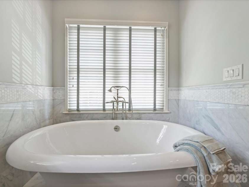 309 Hempstead Place, Charlotte, NC 28207.  MLS# CAR4414196, YatesRealty ID 2600. 