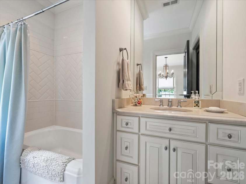 309 Hempstead Place, Charlotte, NC 28207.  MLS# CAR4414196, YatesRealty ID 2600. 