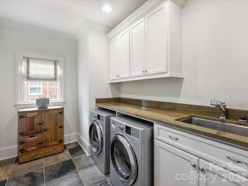309 Hempstead Place, Charlotte, NC 28207.  MLS# CAR4414196, YatesRealty ID 2600. 