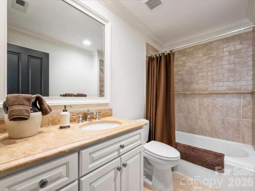 309 Hempstead Place, Charlotte, NC 28207.  MLS# CAR4414196, YatesRealty ID 2600. 