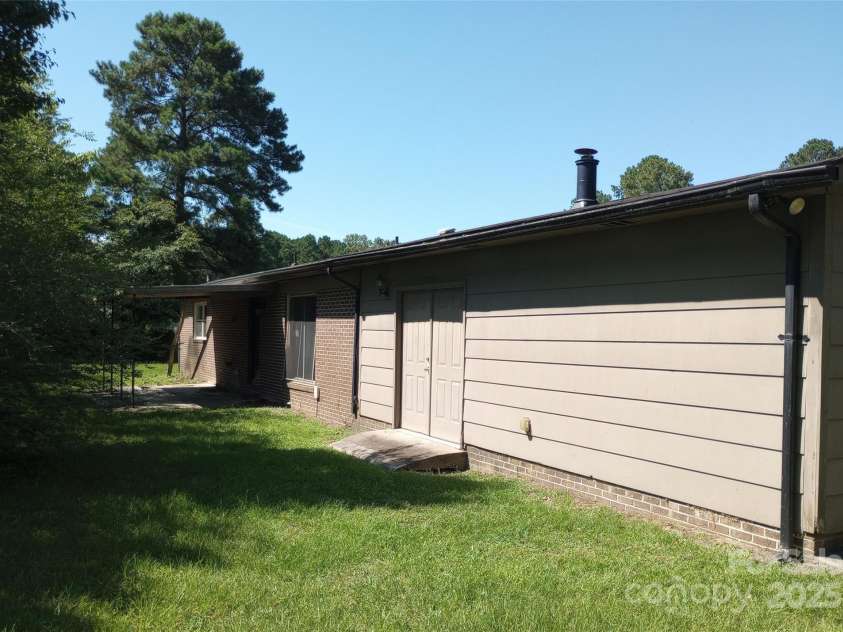 1601 Blue Spring Road, Fayetteville, NC 28304.  MLS# CAR4275926, YatesRealty ID 26000. 