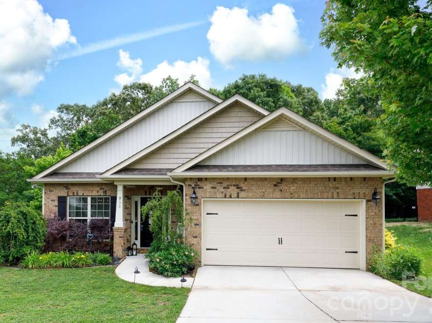 932 Catawba Wells Court, Rock Hill, SC 29732.  MLS# CAR4379044, YatesRealty ID 26000. 