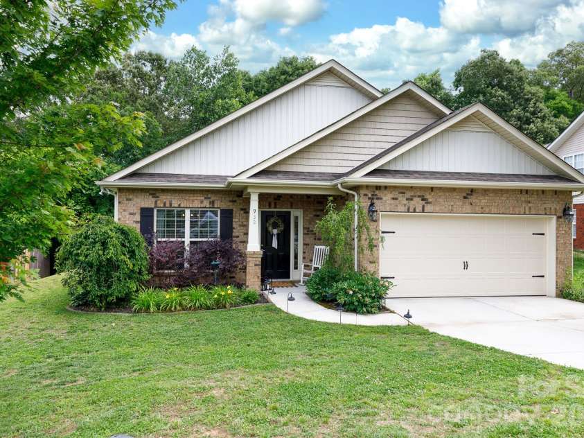 932 Catawba Wells Court, Rock Hill, SC 29732.  MLS# CAR4379044, YatesRealty ID 26000. 