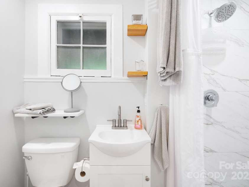 15 & 16 Cottage Drive, Asheville, NC 28805.  MLS# CAR4281267, YatesRealty ID 26004. 15 Cottage- Bathroom
