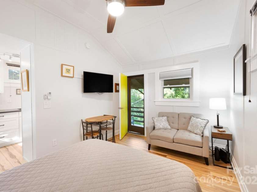 15 & 16 Cottage Drive, Asheville, NC 28805.  MLS# CAR4281267, YatesRealty ID 26004. 15 Cottage-Efficient and Charming
