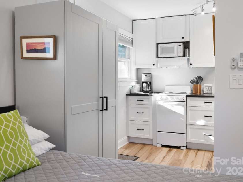 15 & 16 Cottage Drive, Asheville, NC 28805.  MLS# CAR4281267, YatesRealty ID 26004. 15 Cottage Light- and Bright