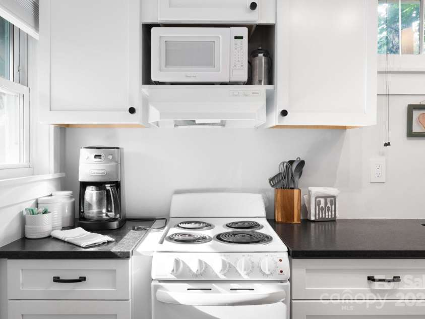 15 & 16 Cottage Drive, Asheville, NC 28805.  MLS# CAR4281267, YatesRealty ID 26004. 15 Cottage- Well-Equipped Kitchen