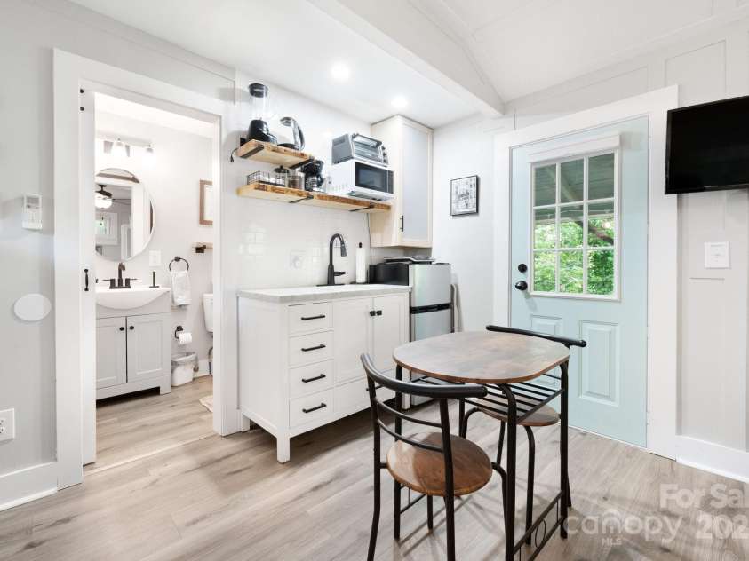 15 & 16 Cottage Drive, Asheville, NC 28805.  MLS# CAR4281267, YatesRealty ID 26004. 16 Cottage-Dining and Kitchenette