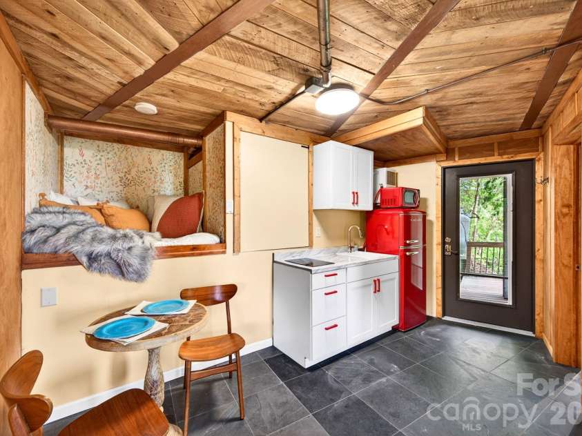 106 Windy Gap Road, Asheville, NC 28804.  MLS# CAR4372747, YatesRealty ID 26008. 