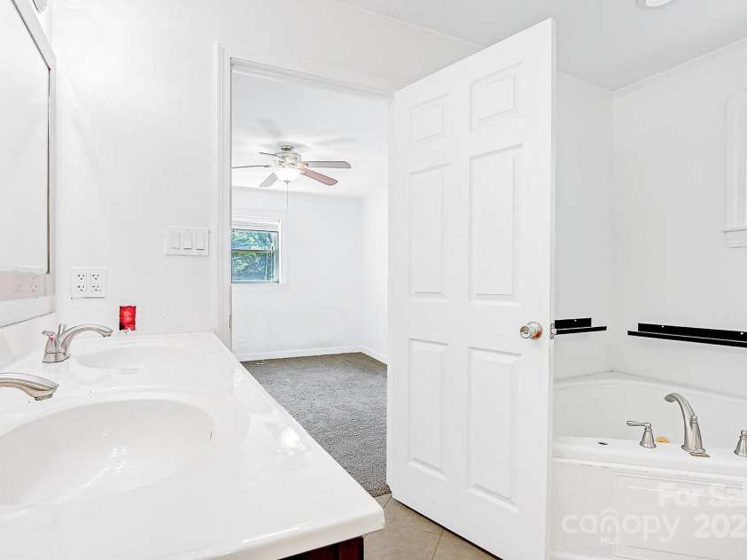 4820 Mooresville Road, Kannapolis, NC 28081.  MLS# CAR4277263, YatesRealty ID 26008. 