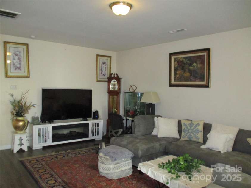 4008 Tulocay Lane, Charlotte, NC 28215.  MLS# CAR4281045, YatesRealty ID 26009. 