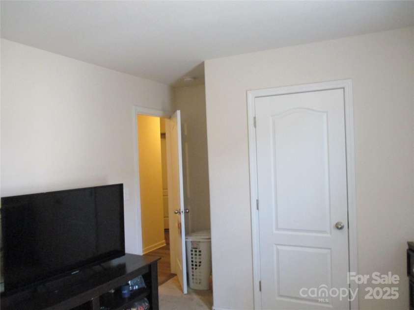 4008 Tulocay Lane, Charlotte, NC 28215.  MLS# CAR4281045, YatesRealty ID 26009. 