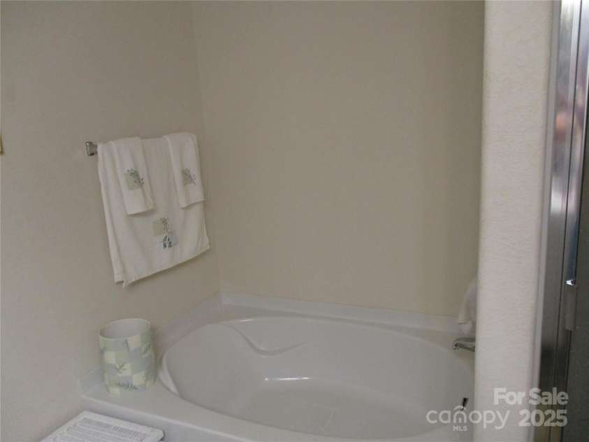 4008 Tulocay Lane, Charlotte, NC 28215.  MLS# CAR4281045, YatesRealty ID 26009. 