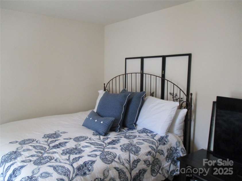 4008 Tulocay Lane, Charlotte, NC 28215.  MLS# CAR4281045, YatesRealty ID 26009. 