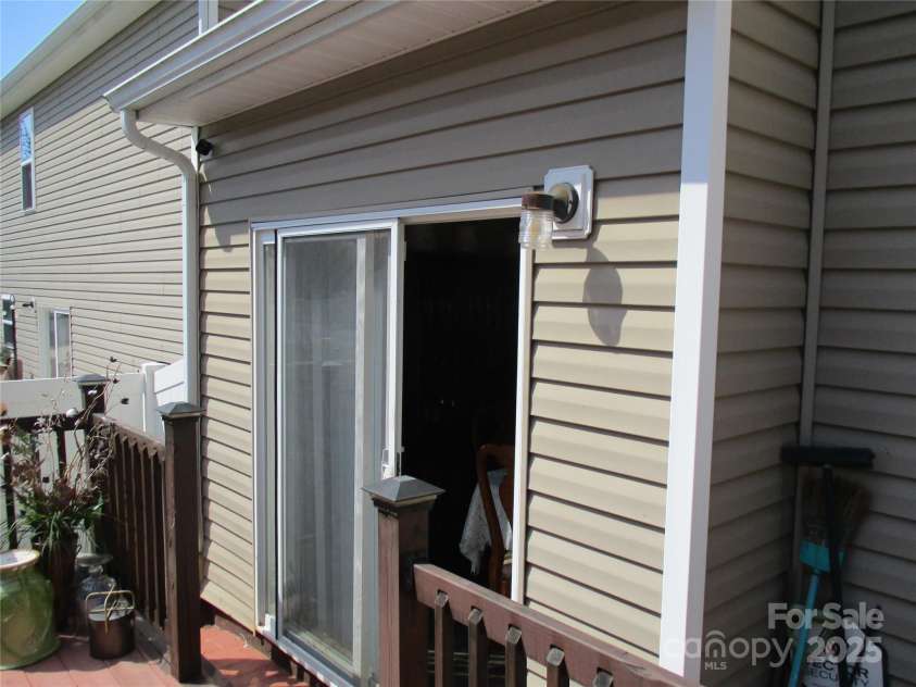 4008 Tulocay Lane, Charlotte, NC 28215.  MLS# CAR4281045, YatesRealty ID 26009. 