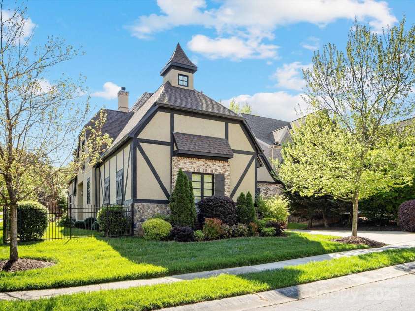 703 Sainte Rose Lane, Charlotte, NC 28226.  MLS# CAR4280610, YatesRealty ID 26011. 