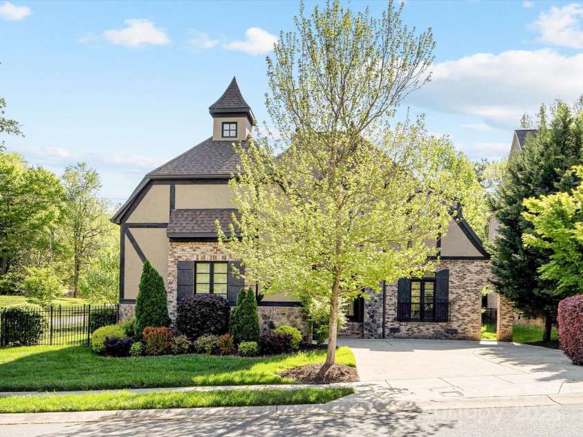 703 Sainte Rose Lane, Charlotte, NC 28226.  MLS# CAR4280610, YatesRealty ID 26011. 