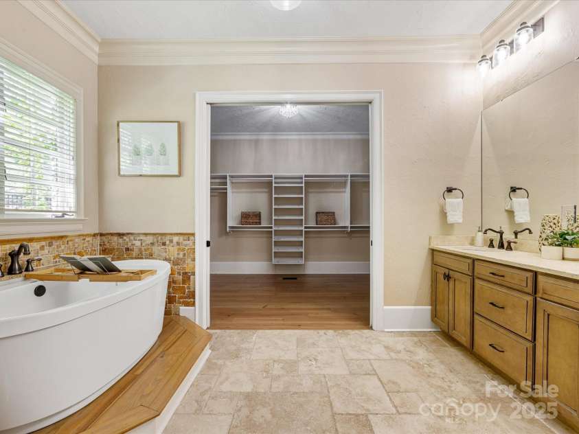 703 Sainte Rose Lane, Charlotte, NC 28226.  MLS# CAR4280610, YatesRealty ID 26011. 