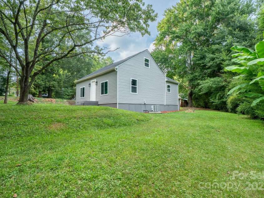 2901 Shipp Avenue, Newton, NC 28658.  MLS# CAR4266618, YatesRealty ID 26012. 