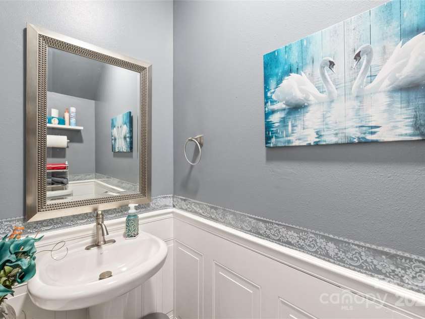 8618 Redding Glen Avenue, Charlotte, NC 28216.  MLS# CAR4276008, YatesRealty ID 26015. Half Bathroom
