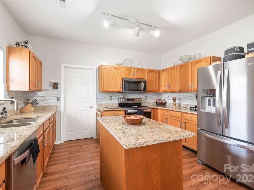 8618 Redding Glen Avenue, Charlotte, NC 28216.  MLS# CAR4276008, YatesRealty ID 26015. Kitchen View 1