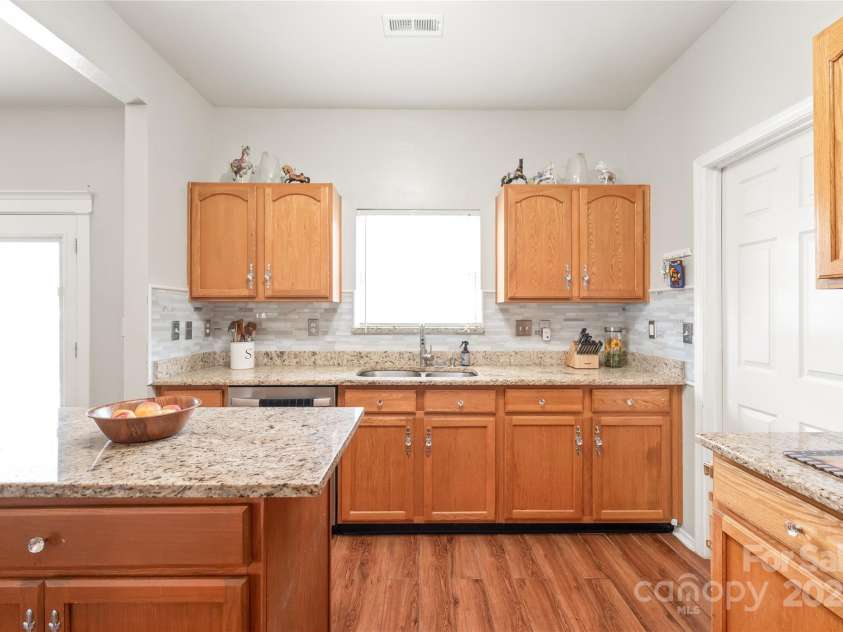8618 Redding Glen Avenue, Charlotte, NC 28216.  MLS# CAR4276008, YatesRealty ID 26015. Kitchen View 2