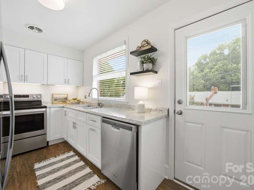 4500 Woodlark Lane, Charlotte, NC 28211.  MLS# CAR4395136, YatesRealty ID 26019. 