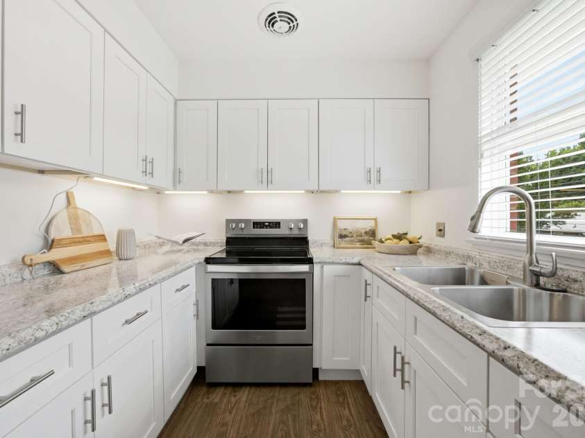 4500 Woodlark Lane, Charlotte, NC 28211.  MLS# CAR4395136, YatesRealty ID 26019. 