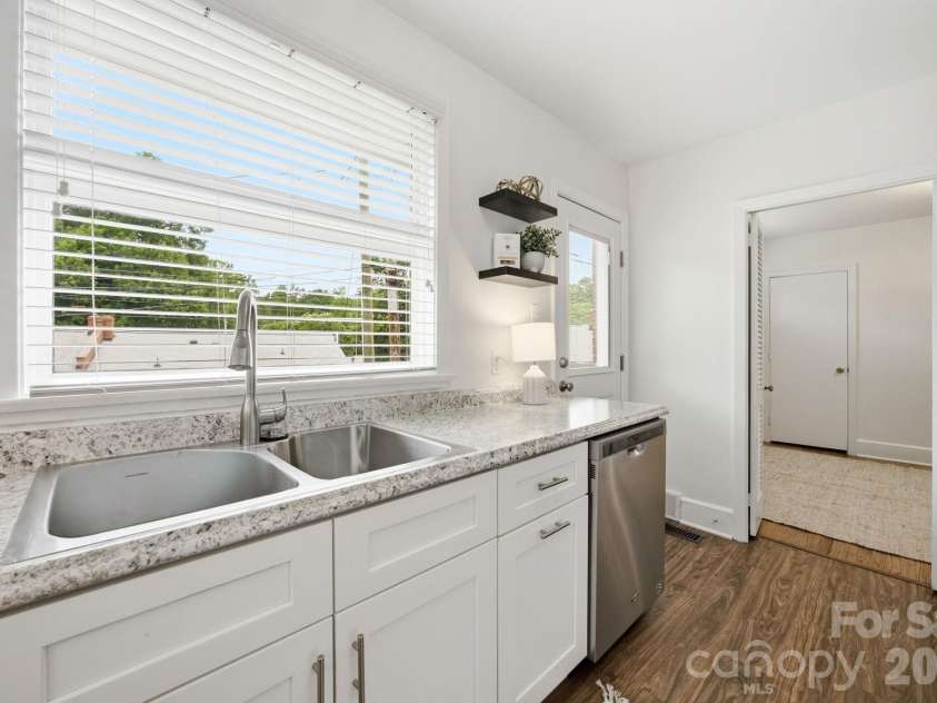 4500 Woodlark Lane, Charlotte, NC 28211.  MLS# CAR4395136, YatesRealty ID 26019. 
