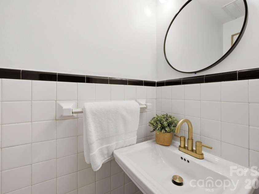 4500 Woodlark Lane, Charlotte, NC 28211.  MLS# CAR4395136, YatesRealty ID 26019. 