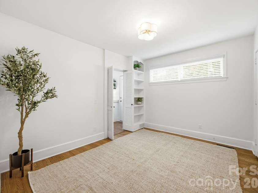 4500 Woodlark Lane, Charlotte, NC 28211.  MLS# CAR4395136, YatesRealty ID 26019. 
