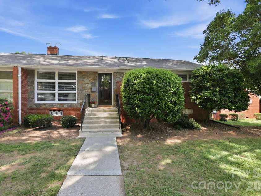 4500 Woodlark Lane, Charlotte, NC 28211.  MLS# CAR4395136, YatesRealty ID 26019. 