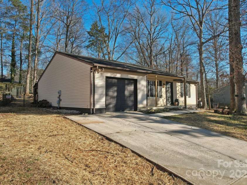 8432 Othello Place, Charlotte, NC 28227.  MLS# CAR4226678, YatesRealty ID 2602. 