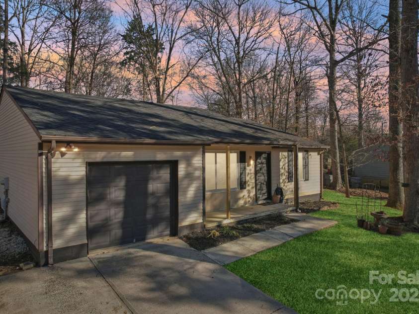 8432 Othello Place, Charlotte, NC 28227.  MLS# CAR4226678, YatesRealty ID 2602. 